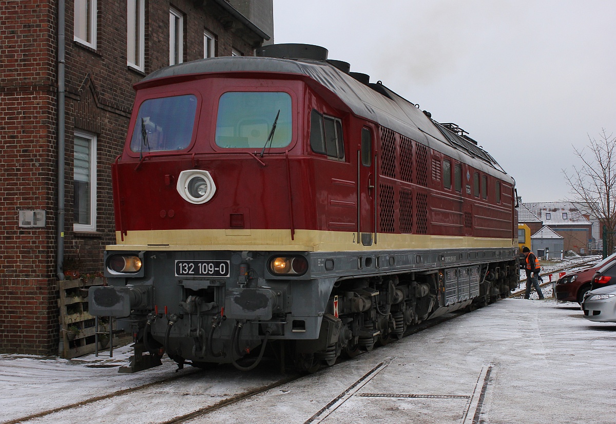 Kurzer Stop um eine Weiche umzustellen...gut schaut sie aus die LEG 132 109-0/1232 109-9(REV/BCS X/07.10.15). Kiel Wik 20.01.2016