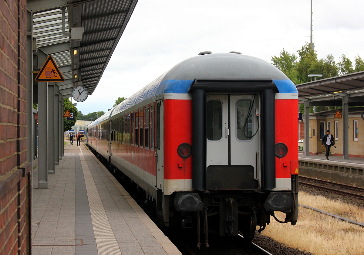 Kurzfristig abgestellter ex SH Express Park auf Gleis 3 im Bhf Husum....14.07.2018