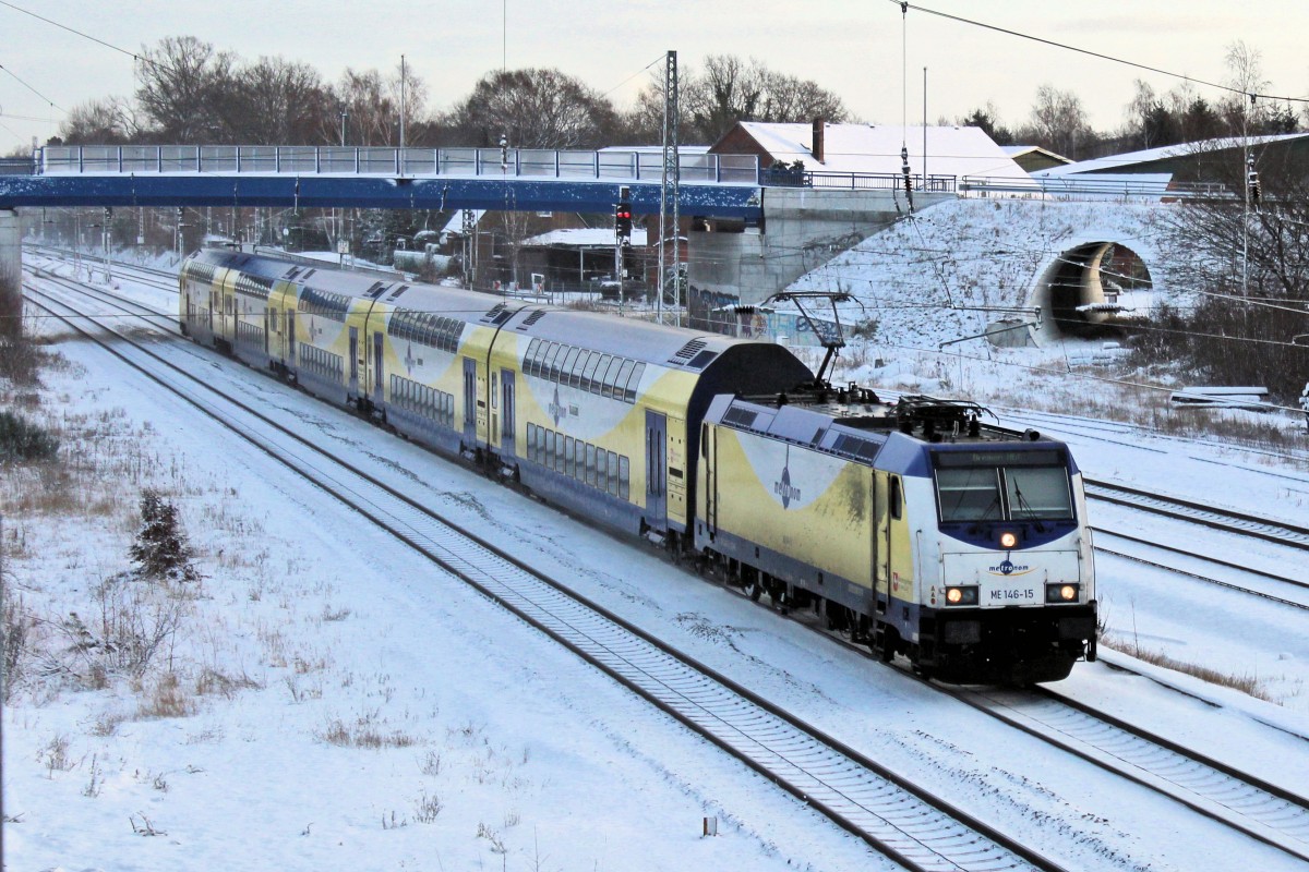 Kurzweiliger Wintereinbruch am 07.12.2013 und meine erste Aufnahme vom neuen Parkhaus am Bahnhof Tostedt. ME 146-15 kommt aus Hamburg und fährt in den Bf Tostedt ein.