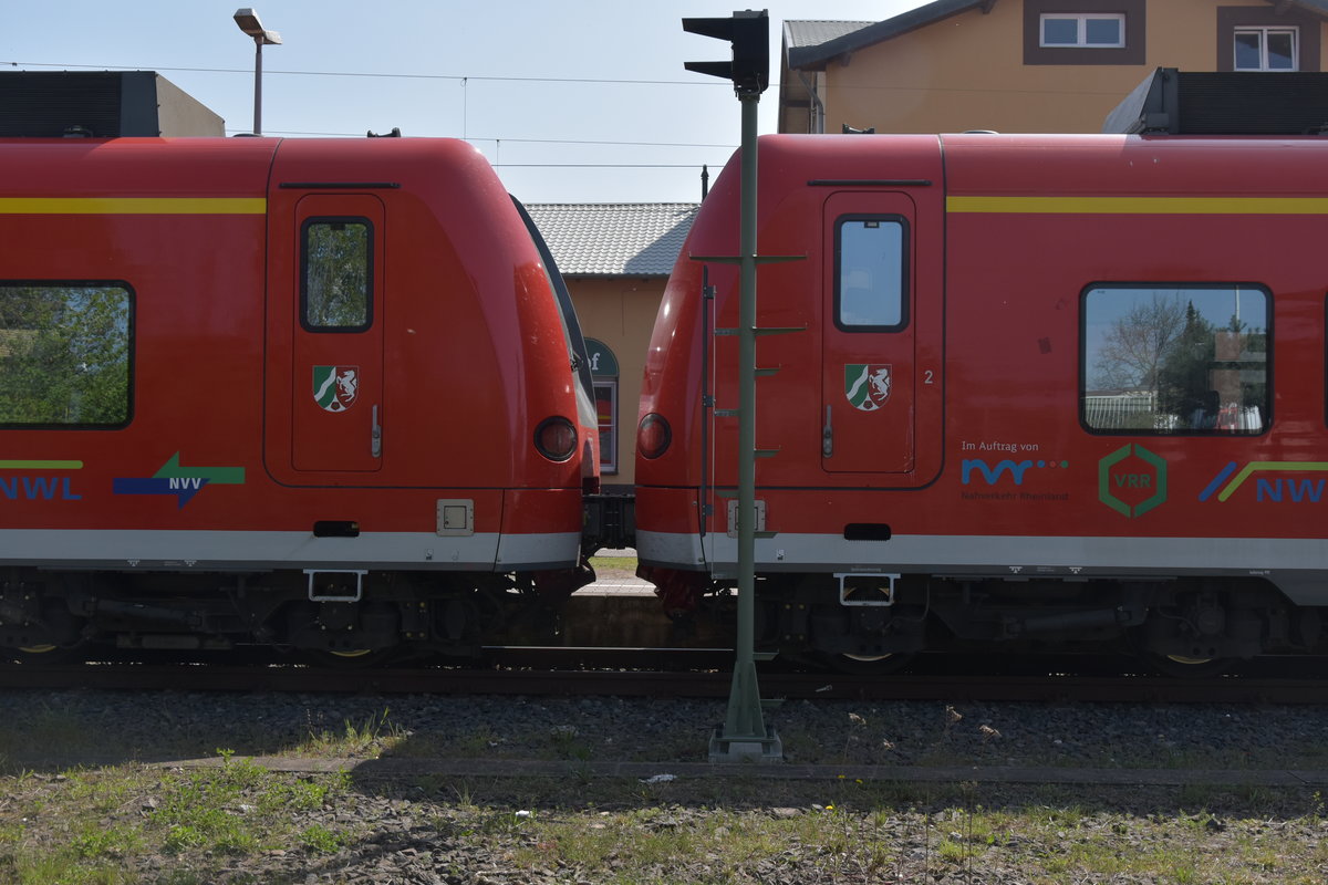 Kuss zwischen 426 025 und 425 080(rechts im Bild zu sehen)in Lindern am Sonntag den 9.4.2017. Der Zug ist vor wenigen Augenblicken aus Aachen Hbf gekommen und flügelt sich hier. Die beiden 426 fahren als RB33 nach Duisburg Hbf und der 425 fährt nach Heinsberg ebenfalls als RB33. 