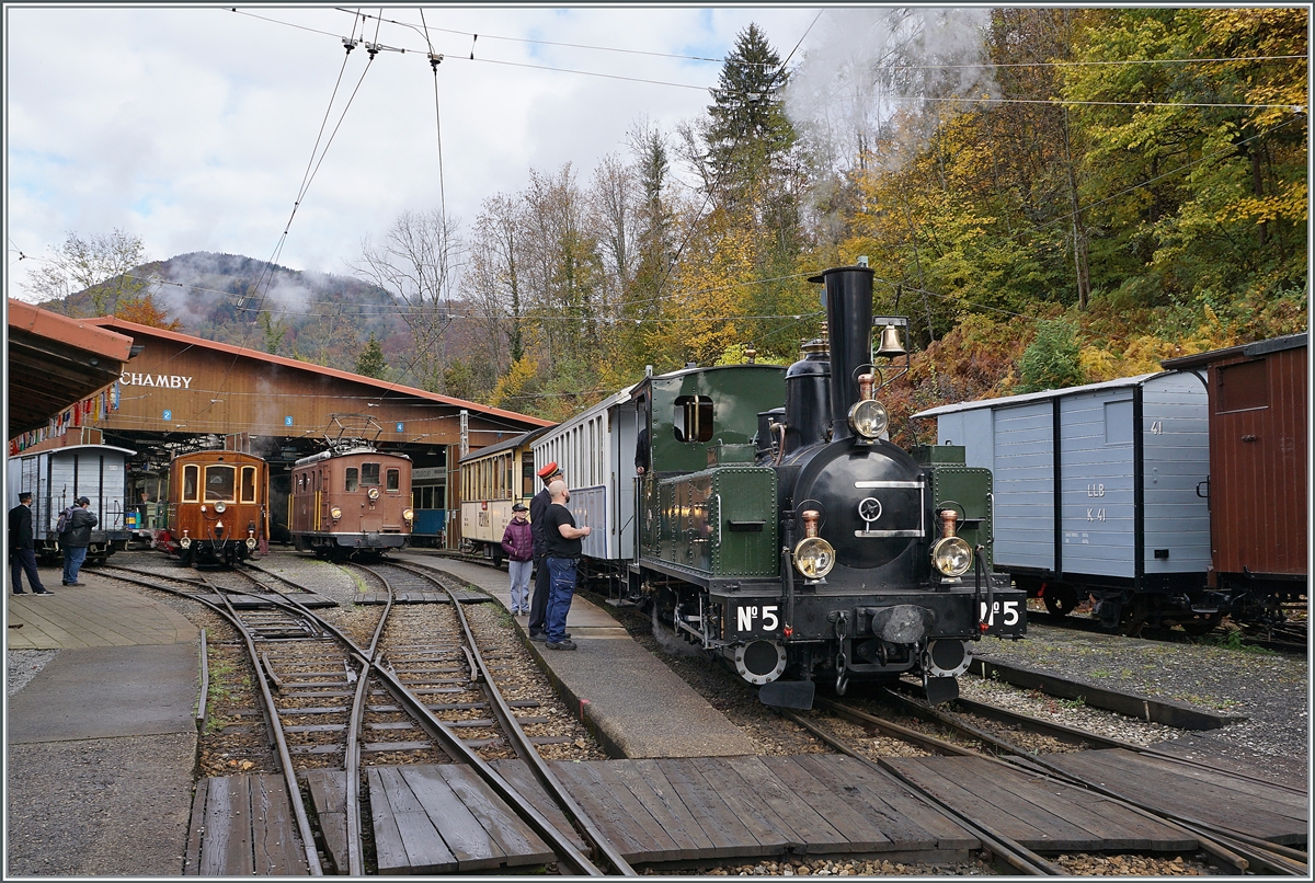  LA DER 2020 du Blonay-Chamby  / Saison Abschluss der Blonay-Chamby Bahn: Mit einem verstärkten Fahrplan und viel Dampf wird vor dem  Winterschlaf  (bzw. Arbeit im Dépôt Chaulin) nochmals viel Betrieb gemacht. Die LEB G 3/3 N° 5 (Baujahr 1890) hat mit ihrem Personenzug von Blonay nach Chaulin ihr Ziel erreicht.

24. Okt. 2020