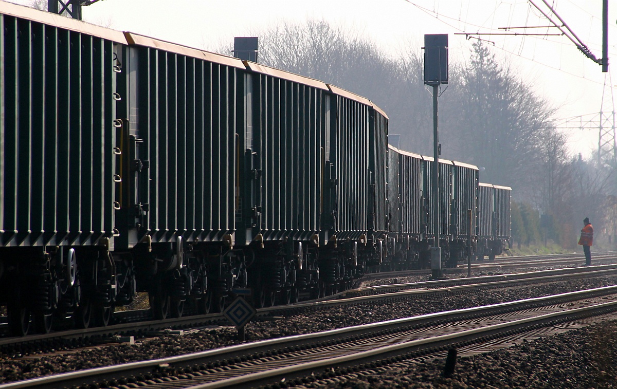 Langsam schlängelt sich der grüne Freightliner Eamnos11 Wurm zurück in das Ladegleis in Jübek. 22.03.2014