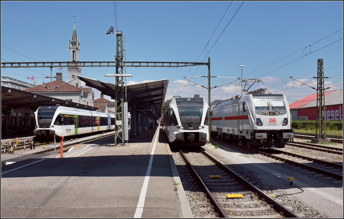 Langsam wird es ernst(er). Dieses Bild war noch im vergangenen Jahr, einige werden es noch von der Drehscheibe 291 kennen. 147 557 war ihrem IC2 CH kurz vor der Schweizer Grenze auf Testfahrt. Konstanz, Juli 2018.