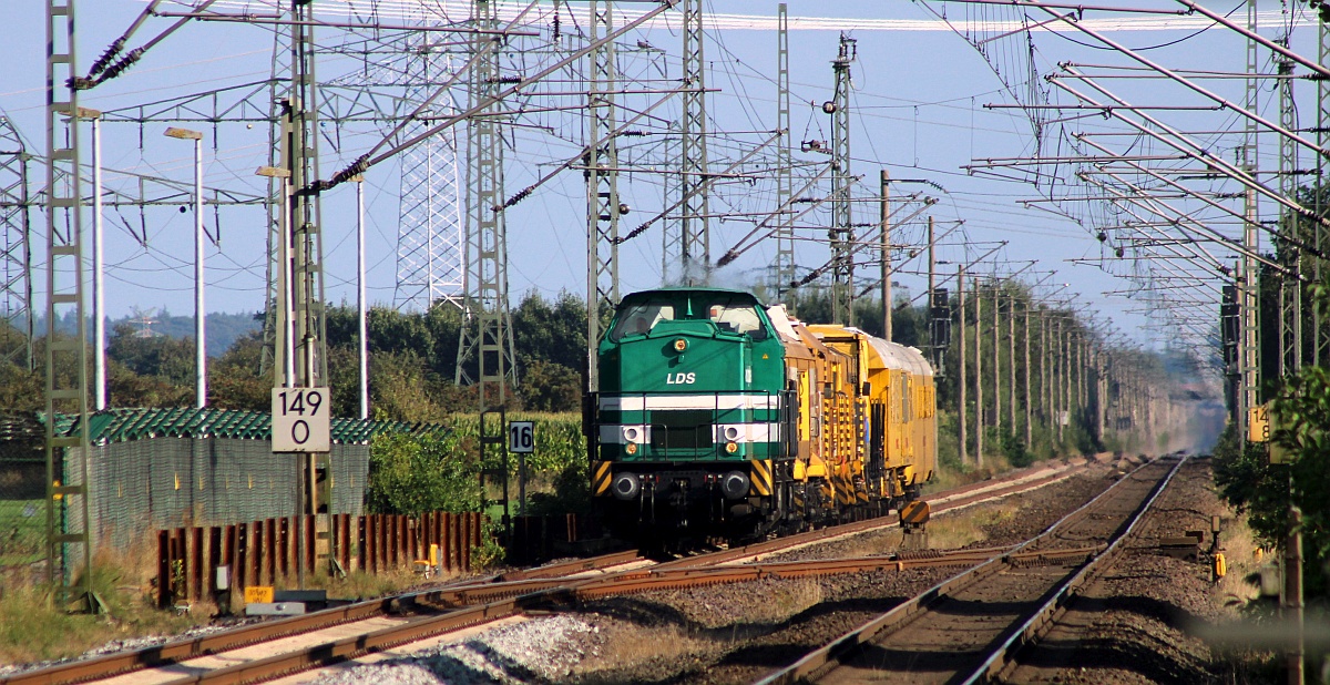 LDS/Schweerbau 203 127-6, REV/LS X/31.07.14, Verl 1/31.07.21, Verl 2/31.07.22 mit dem DGV 88585 aus Lüneburg kommend hat Einfahrt im Zielbahnhof Jübek. 04.09.2021