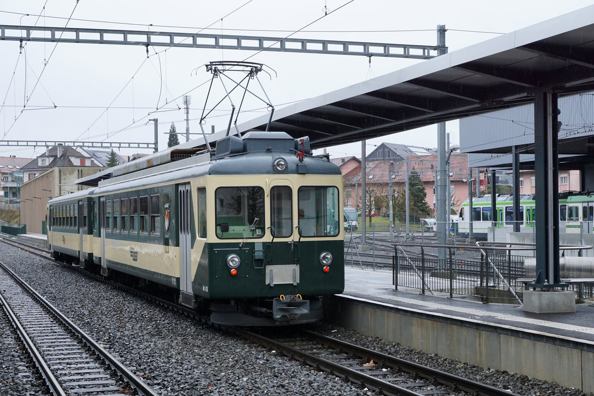 Le LEB des sixties adieu. Lausanne Echallens Bercher Bahn/LEB. Durch die Inbetriebnahme von weiteren neuen Stadler Zügen konnte nun das Rollmaterial aus dem Jahre 1966 endgültig aus dem Betrieb zurückgezogen werden. Am 2. Februar 2020 fanden die Abschiedsfahrten auf der gesamten Strecke Lausanne Flon – Bercher statt. Leider war das Wetter dabei so traurig wie der Abschied. Be 4/4 26 mit Bt 152 in Echallens, 2. Februar 2020.
Foto: Walter Ruetsch 