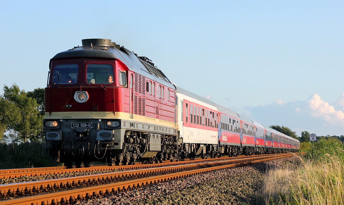 LEG 132 109-0 mit dem DPE 1806 (Wanne-Eickel - Westerland/Sylt) aufgenommen kurz vor Husum. Südermarsch 03.09.2017