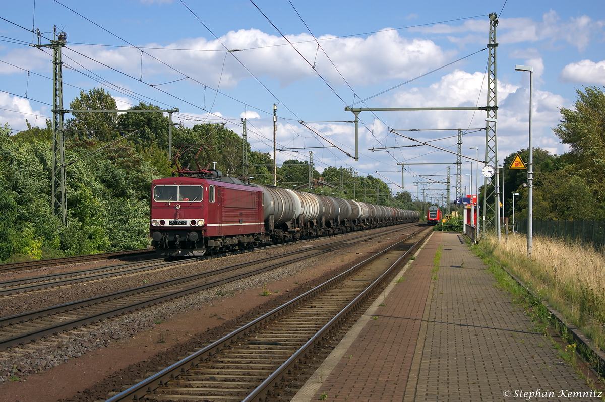 LEG 250 137-7 (155 137-3) Leipziger Eisenbahnverkehrsgesellschaft mbH mit einem Kesselzug  Dieselkraftstoff oder Gasöl oder Heizöl (leicht)  in Niederndodeleben und fuhr in Richtung Braunschweig weiter. Netten Gruß zurück! 12.08.2014