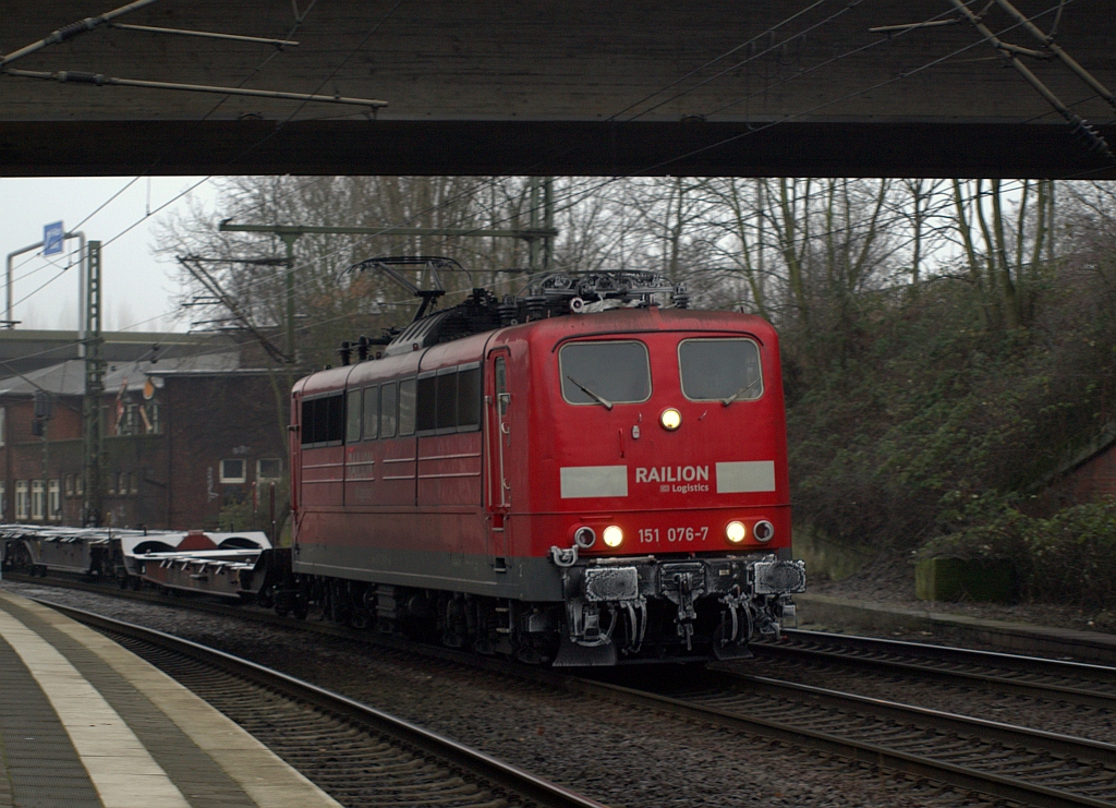 Leicht angefroren kommt 151 076-7 hier mit einem Leerzug durch Harburg gefahren. 29.12.2009