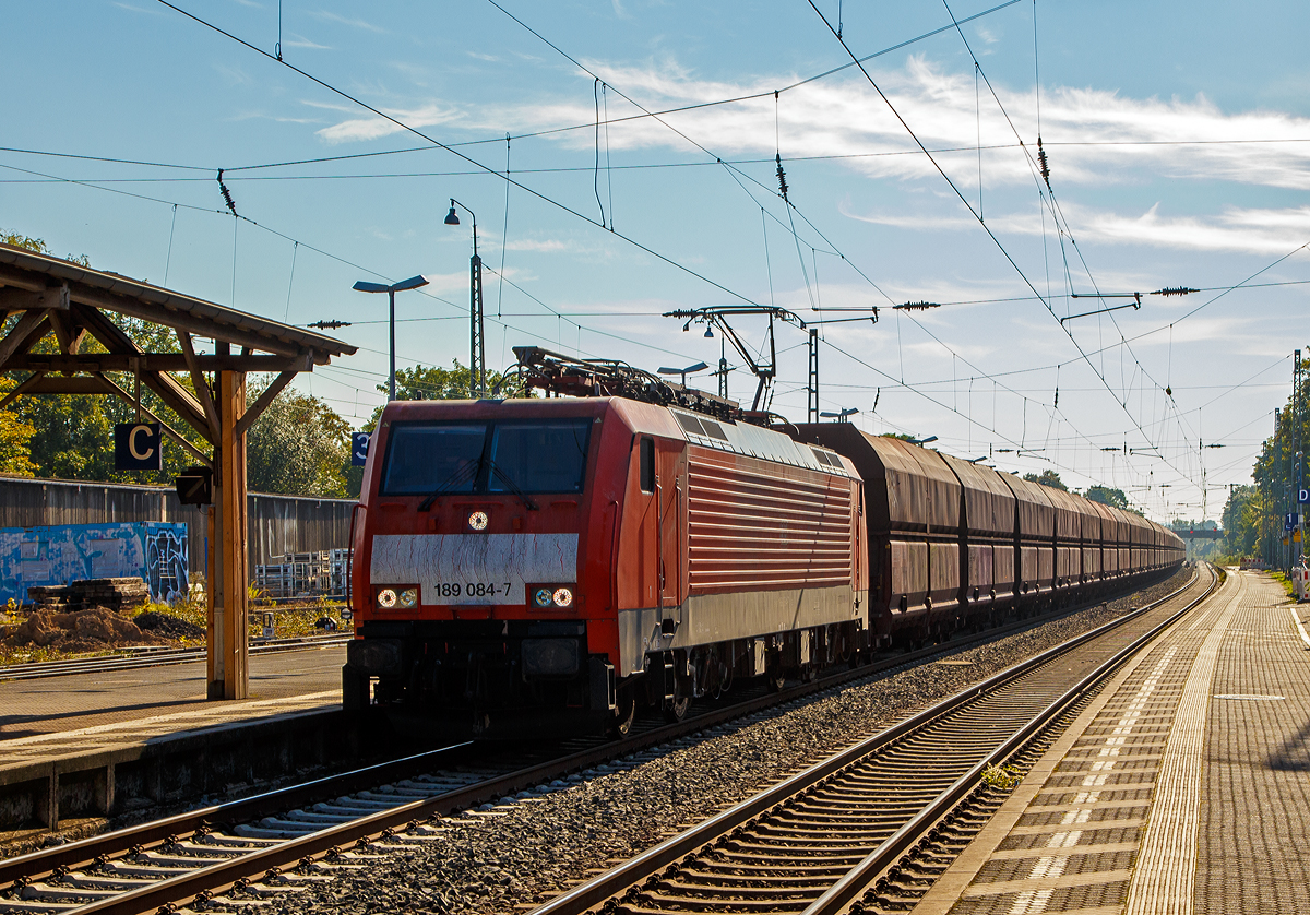 Leider etwas im Gegenlicht.....
Die DB 189 084-7 der DB Cargo AG fährt am 08.10.2021 mit einem Kohlezug (bestehend aus 4-achsigen offenen Schüttgutwagen mit schlagartiger Schwerkraftentladung der Gattung Falns) durch den Bahnhof Bonn-Beuel in Richtung Norden.
