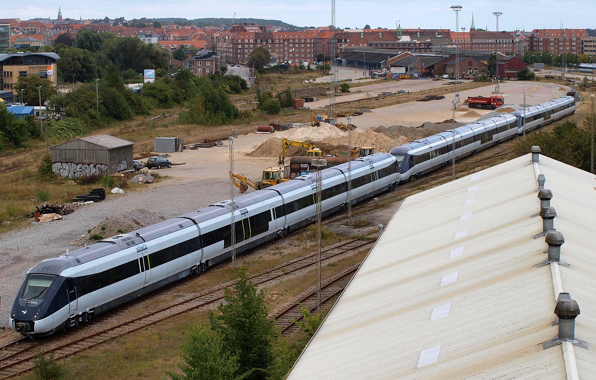 Leider immer noch ein Traum...eine Dreichfachtraktion des IC4...mit sehr geringen Ausnahmen konnte man sowas nur im Gbf Aarhus beobachten und auch nur mit  einem  laufenden Triebwagen die anderen wurden still mitgezogen...Aarhus 07.09.2010(üaVinG)