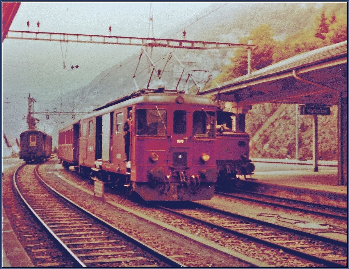 Leider nur schemenhaft ist der rangierende De 4/4 1670 mit seinem Bti zu erkennnen, welcher eine Postwagen (im Hintergrund links) aus dem Vallée de Joux nach Vallorbe brachte und sich nun für die nächte Fahrt nach Le Brassus bereitstellt.  

2. Okt. 1982