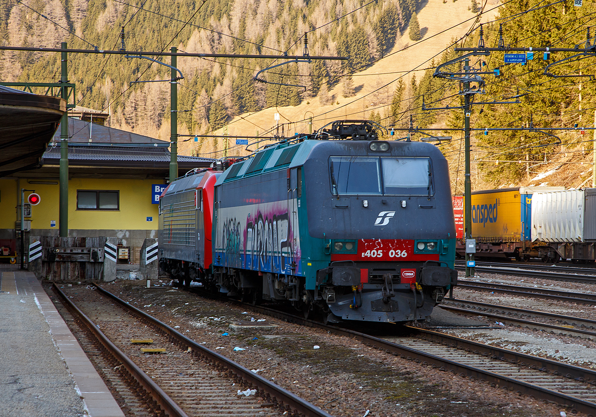 Leider sehr beschmiert....
Die E405 036 und dahinter die E412 007 der Trenitalia sind am 27.03.2022 m Bahnhof Brenner / Brennero abgestellt.

Die E.405.036 wurde 2003 (Loknummer = Fabriknummer) Bombardier Transportation im Werk Wrocław (Breslau) in Polen gebaut und an die Trenitalia geliefert.

Die E.405 sind elektrische Lokomotiven der Trenitalia, die von 1998 bis 2002 in 42 Einheiten von Adtranz-Pafawag in Wrocław (Breslau) in Polen, später Bombardier, gebaut wurden. Die Lokomotiven wurden ursprünglich nicht für Italien gebaut, sondern für die polnische Staatsbahn PKP. In Polen verkehrten sie (nur auf Testfahrten) unter der Baureihen EU11, mit diesen Nummern gelangten die Lokomotiven auch nach Italien. Die Adtranz-Typbezeichnung war 113E. Im Jahr 2003 wurden die Maschinen, umgeändert und in den Farben der Trenitalia umlackiert und erhielten die italienische Baureihenbezeichnung E.405. Die Loks sind meist Brenner-Route unterwegs.

Die Lokomotiven sind auf den Betrieb mit Gleichspannung von 3 kV ausgelegt. Sie sind modular aufgebaut, damit können viele Bauteile mit ähnlichen Loks ausgetauscht werden. Sie entwickeln eine vergleichsweise hohe Anfahrzugkraft von 250 kN (Leistung 6.000 kW) und können eine Geschwindigkeit von 200 km/h erreichen. In Italien sind sie für 160 km/h zugelassen. Der Drehstromantrieb ermöglicht einen Einsatz im schweren Güter- wie auch im schnellen Reiseverkehr.

TECHNISCHE DATEN:
Spurweite: 	1.435 mm (Normalspur)
Achsformel: Bo'Bo'
Länge: 19.400 mm
Drehzapfenabstand: 11.400mm
Achsabstand im Drehgestell: 2.650 mm
Treibraddurchmesser: 1.100 mm (neu) / 1.010 mm (abgenutzt)
Dienstgewicht: 82 t
Höchstgeschwindigkeit: 160 km/h Italien, in Polen 200 km/h (Auslegung 220 km/h)
Dauerleistung: 6.000 kW
Anfahrzugkraft: 250 kN (kurzzeitig 300 kN)
Stromsysteme: 3.000 V DC 
Anzahl der Fahrmotoren:  4× Typ 4FIA 7065
Übersetzung: 20:79
Bremse: Druckluftbremse, el. Nutzbremse
Zugbeeinflussung: RS 4 Codici, PZB, LZB


Hintergrund:
Im Jahr 1996 bestellte die Polnische Eisenbahn (PKP) eine Serie von fünfzig Elektrolokomotiven der letzten Generation bei Adtranz, 8 Mehrsystemeinheiten (3kVDC und 15kVAC / EU43 / Typ 112E) und 42 Einzelspannungslokomotiven (3kVDC / EU11 / Typ 113E). Beide wurden als Mehrzwecklokmotiven konzipiert, die Personenzüge mit ihrer maximalen Auslegungsgeschwindigkeit von 220 km/h und schwere Güterzüge bis zu 1.200 Tonnen mit einer Geschwindigkeit von 140 km/h befördern können.

Der Bau der ersten EU11 Loks begann 1998 bei Adtranz-Pafawag in Wrocław (Breslau) in Polen. Im Jahr 2000 gab es zwischen Adtranz Polen und PKP erste geschäftliche Probleme, die schließlich im Februar 2002 zur Kündigung des Liefervertrags führten. Zu diesem Zeitpunkt wurden nur Testläufe mit EU11 in geringem Umfang durchgeführt.
Am 23.01.2001 besuchten Ingenieure aus Italien Polen, um die bereits fertiggestellten EU11 (und EU43) (25 Stück) zu begutachten.  Sie dokumentierten alle notwendigen Änderungen, wenn diese Maschinen von italienischen Betreibern gekauft würden. Es war zu diesem Zeitpunkt ungewiss, ob alle 42 EU11 gebaut würden.

Der Streit zwischen Adtranz und PKP endete, als Bombardier Transportation Adtranz kaufte. Das jetzt deutsch-kanadische Unternehmen entschied, dass der EU11-Auftrag abgeschlossen werden musste (alle EU43 waren zu diesem Zeitpunkt bereits fertig), weil sie potenzielle, alternative Kunden in Italien fanden.

nach Italien:
Am 21.01.2002 kaufte Trenitalia eine erste Serie von 24 ehemaligen EU11-Lokomotiven von Bombardier. Die RTC überlegte, sechzehn EU11 zu kaufen, aber am 23.04.2002 bekam Trenitalia die restlichen achtzehn Lokomotiven.Im Jahr 2002 kamen EU11-001, -002 und -022 zu Versuchszwecken nach Italien. In Breslau begann Bombardier damit, alle Lokomotiven an die Anforderungen von FS/Trenitalia anzupassen. Sie wurden neu lackiert und als E.405-Serie neu nummeriert. Bemerkenswert ist, dass die Änderung des rechtsgerichteten Fahrerpults als zu kostspielig angesehen wurde (in Italien ist die linksgerichtete Ausrichtung der Standard).

Anfangs wurden alle Maschinen dem Güterverkehr des Depots Milano Smistamento zugeteilt, dies änderte sich jedoch sehr schnell, da sich die E405 als gute Traktion für den Personenverkehr zwischen Verona und dem Brenner erwiesen. Seit Februar 2006 ist der Einsatz von E405 im Verbund mit E412 auf der Brennerstrecke dauerhaft erlaubt. 2007 erweitert Trenitalia den Einsatz von E405 an der Spitze von Personenzügen auch nach Venedig und Bologna, mit EC 86/87  Tiepolo  und 286/287  Capri .
