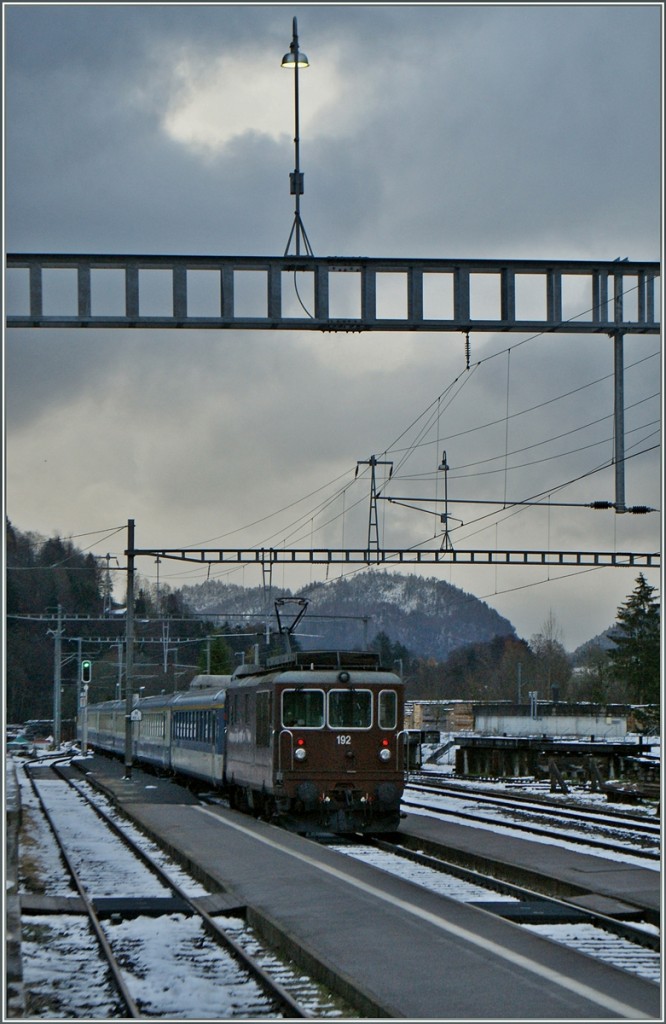 Leider werden die heute eingesetzen BLS Re 4/4 Goldenpass RE auf den Fahrplanwechsel ersetzt. Hier verlässt die BLS Re 4/4 192 mit dem RE 3114 Erlenbach im Simmental Richtung Spiez.
24. Nov. 2013