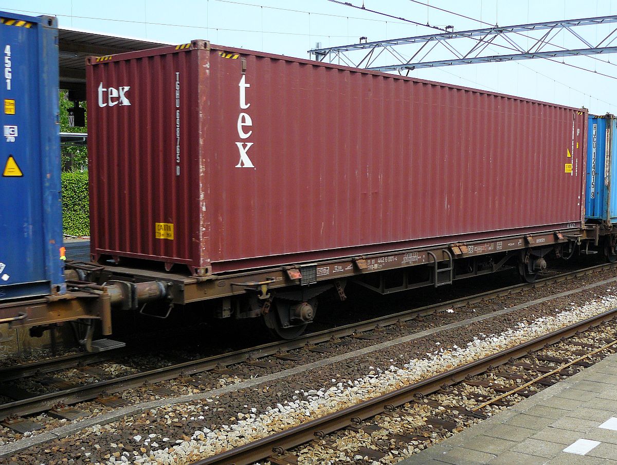 Lgs 580 Containertragwagen mit Nummer 21 RIV 80 D-DB 442 6 001-4 Gleis 1 Dordrecht, Niederlande 12-06-2015.

Lgs 580 containerwagen uit Duitsland met nummer 21 RIV 80 D-DB 442 6 001-4 spoor 1 Dordrecht, Nederland 12-06-2015.