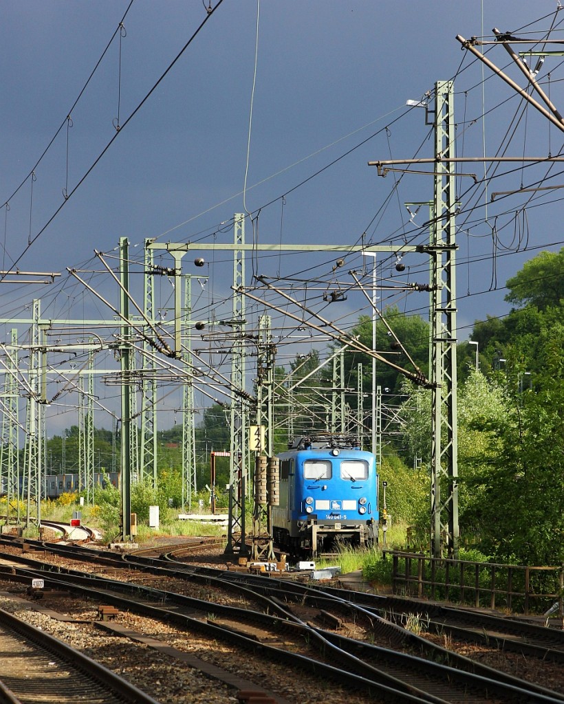 Licht an...PRESS 140 041-5(9180 6140 810-3 D-PRESS)abgestellt am alten Gbf Hamburg-Harburg am 30.05.2015