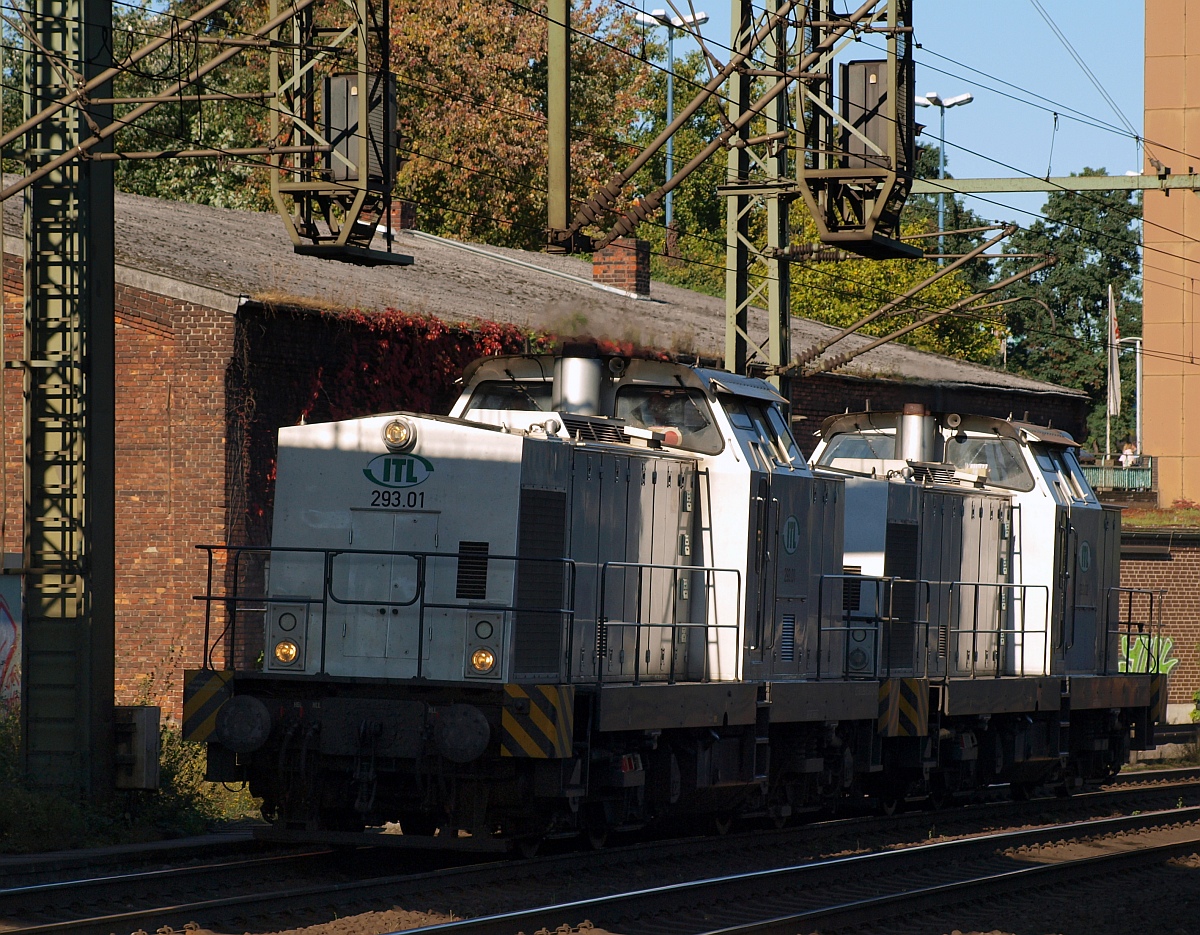 Licht und Schatten...ITL 293.01/ 293 512-0 und ITL 293.02/ 293 513-8 durchfahren hier den Bahnhof Hamburg-Harburg am 15.10.2011