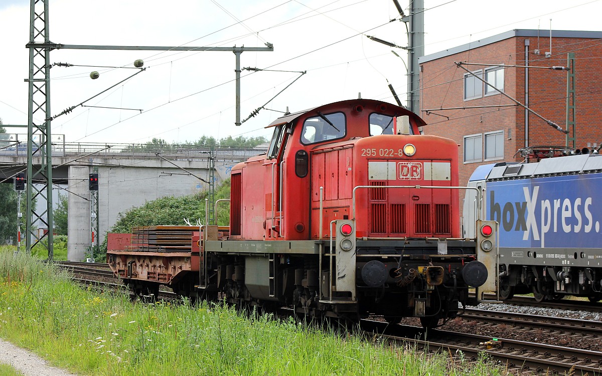 Lichtspiele inkl. Hupe der gut gelaunten Besatzung auf der 295 022-8 die am 23.07.2015 mit einem schwer anmutendem Stahlplatten Transport auf einem Samms489 Flachwagen an den Fotografen vorbei Richtung Hafen dieselte. HH-Waltershof/Altenwerder