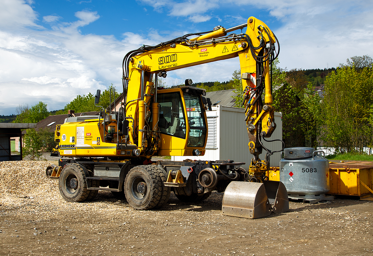 
Liebherr A 900 C ZW Li (Litronic) / 730, Zweiwegebagger mit Vier-Punkt-Abstützung der KAF Falkenhahn Bau AG, Kreuztal (Nr. 11), Kleinwagen Nr. 99 80 9903 583-9 D-KAF, abgestellt am 14.05.2017 in Betzdorf(Sieg).  

TECHNISCHE DATEN: 
Fabriknummer: WLHZ 07 30 PZKO 34532 
Baujahr: 2007 
Motorleistung: 98 kW 
Höchstgeschwindigkeit: 20 km/h 
Zul. Gesamtgewicht: 22.000 kg 
Zul. Anhängelast: 120 t