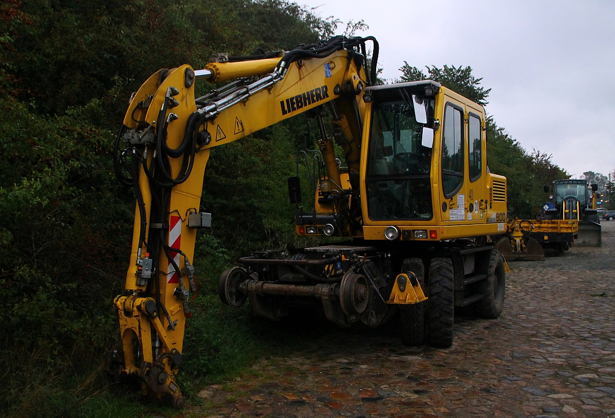 LIEBHERR Zweiwegebagger A 900 C ZW Li/1031(D-SPAG 99 80 9903 085-5, REV/LHB/29..03.11)der Fa.Spitzke SE Kaltenkirchen wegen Gleisbauarbeiten zur Zeit abgestellt in Schleswig. 21.09.2014