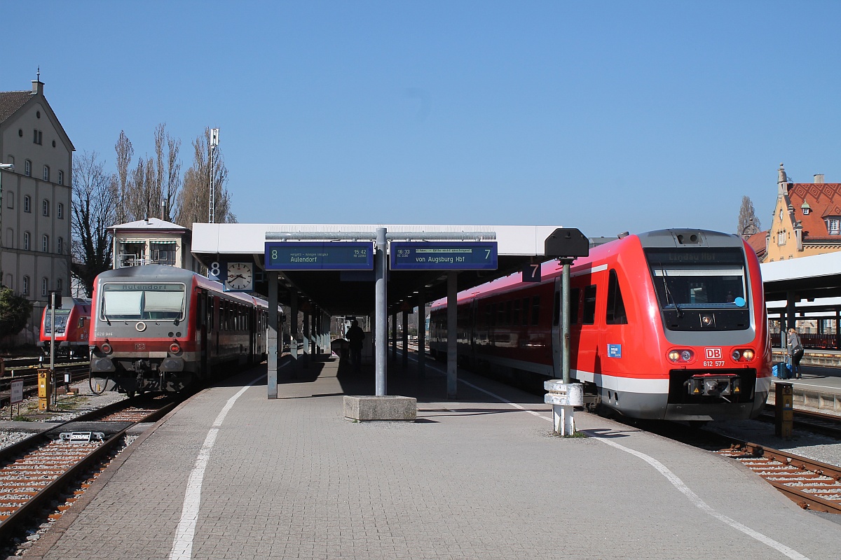 Lindau Hbf...links der 0628 906 als RB 22850 nach Aulendorf, rechts der 0612 077/577 aus Augsburg. 27.03.2017