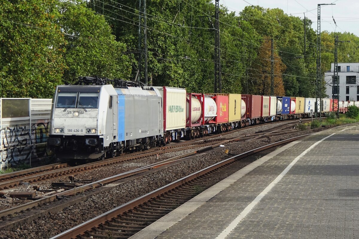 Lineas 186 424 zieht ein KLV durch Köln Süd am 24 September 2020. 
