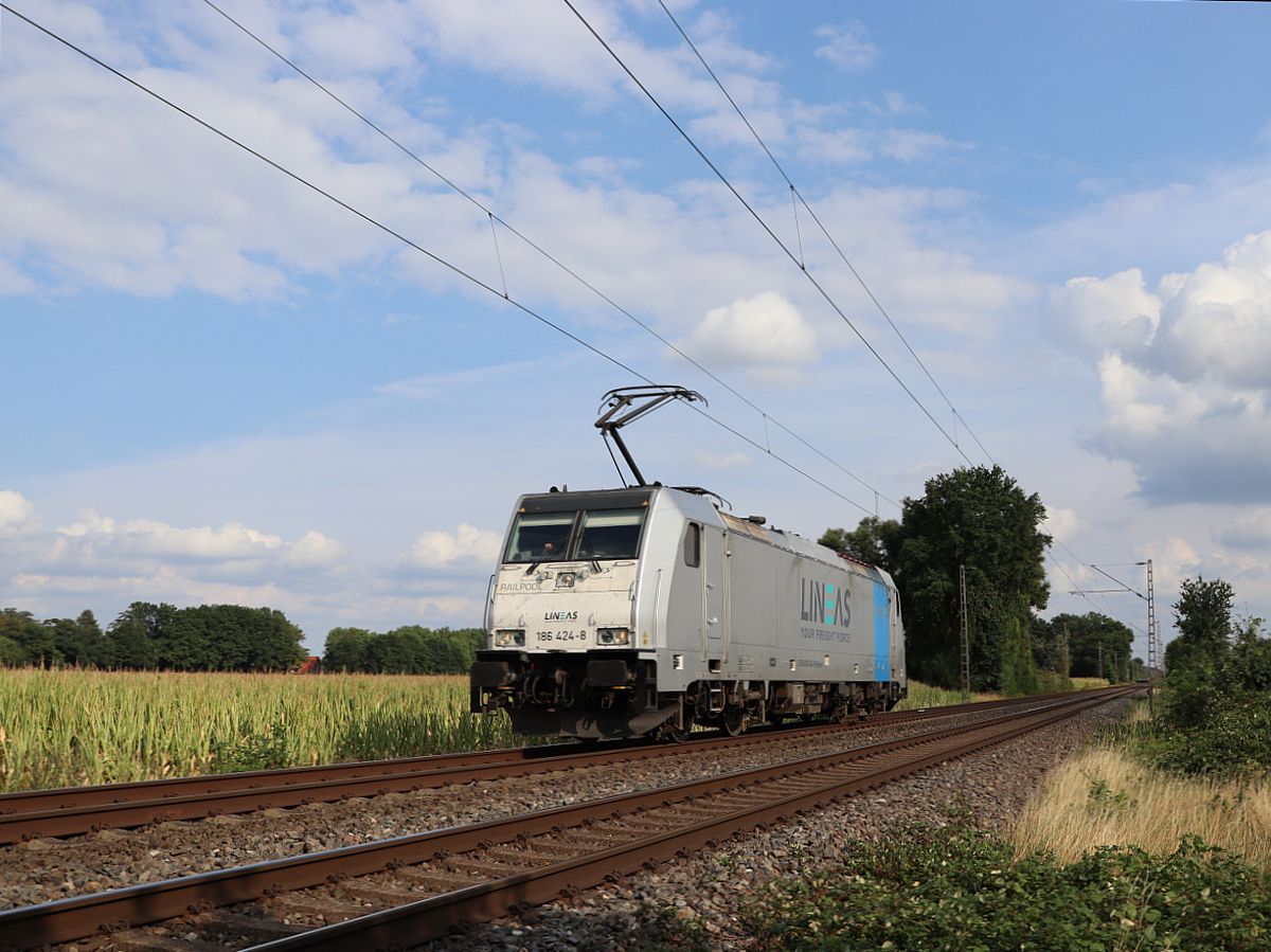Lineas locomotief 186 424-8 (91 80 6186 424-8 D-Rpool) bei Bahnübergang Wasserstrasse, Hamminkeln 18-08-2022.

Lineas locomotief 186 424-8 (91 80 6186 424-8 D-Rpool) bij overweg Wasserstrasse, Hamminkeln 18-08-2022.
