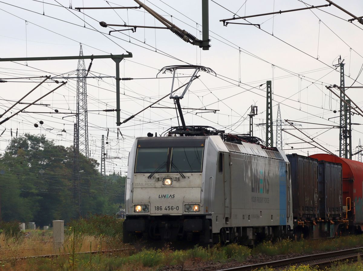 Lineas Lokomotive 186 456-0 (91 80 6186 456-0 D-Rpool) Güterbahnhof Oberhausen West 18-08-2022.

Lineas locomotief 186 456-0 (91 80 6186 456-0 D-Rpool) goederenstation Oberhausen West 18-08-2022.