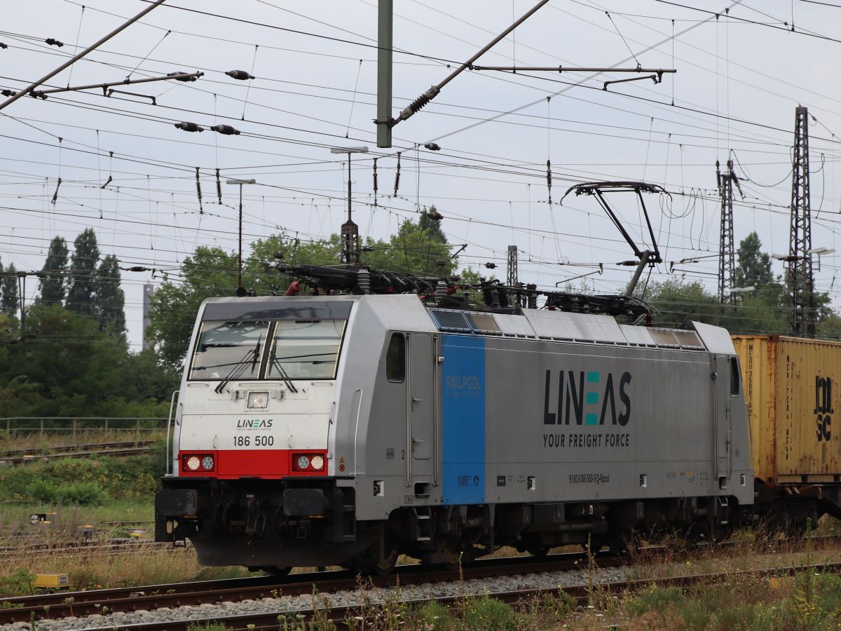 Lineas Lokomotive 186 500-5 (91 80 6186 500-5 D-Rpool) Güterbahnhof Oberhausen West 18-08-2022.

Lineas locomotief 186 500-5 (91 80 6186 500-5 D-Rpool) goederenstation Oberhausen West 18-08-2022.