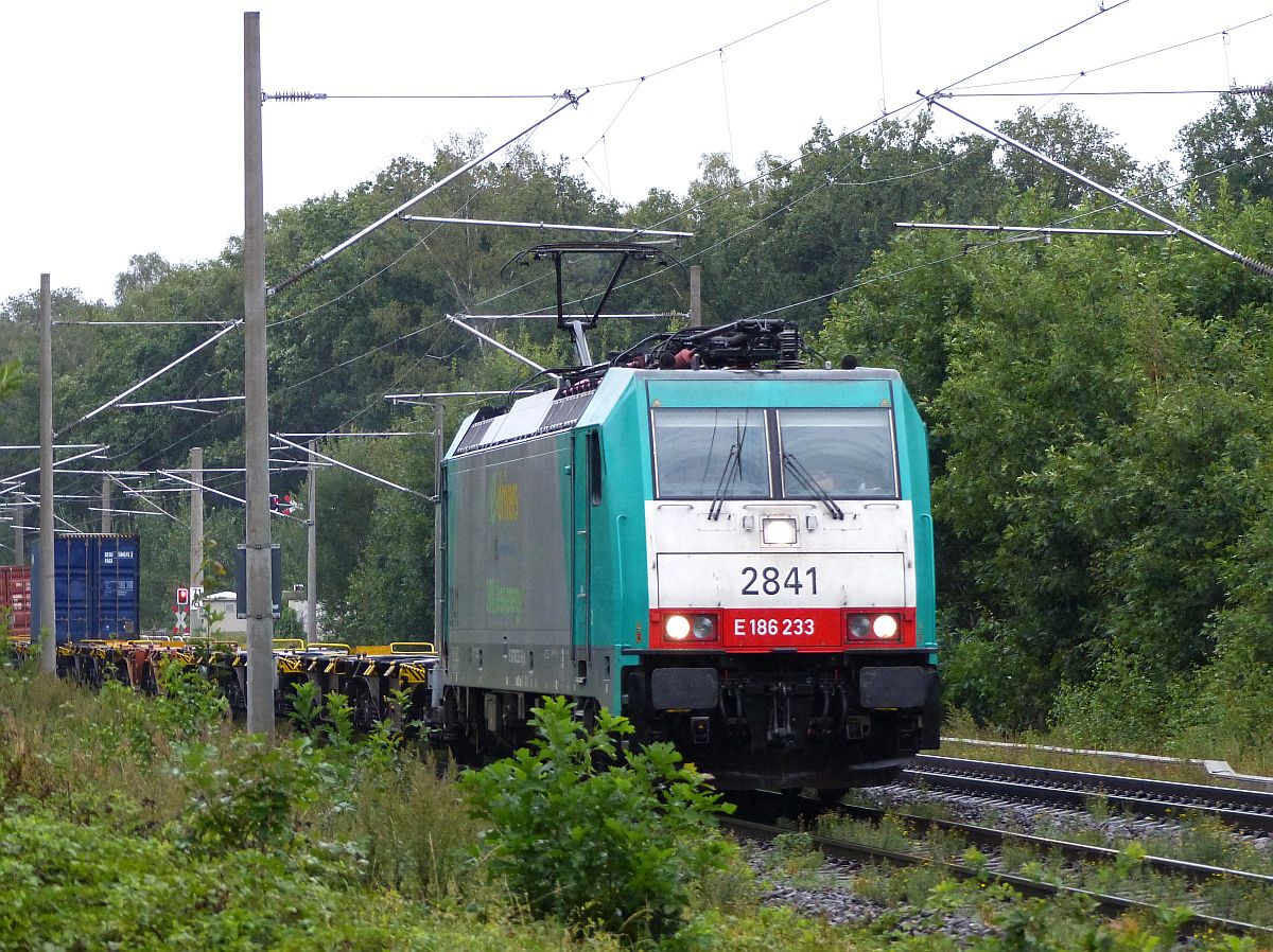 Lineas TRAXX Lokomotive 2841 Bahnübergang Haagsche Straße, Emmerich, Deutschland 21-08-2020.

Lineas TRAXX locomotief 2841 bij overweg Haagsche Straße, Emmerik, Duitsland 21-08-2020.