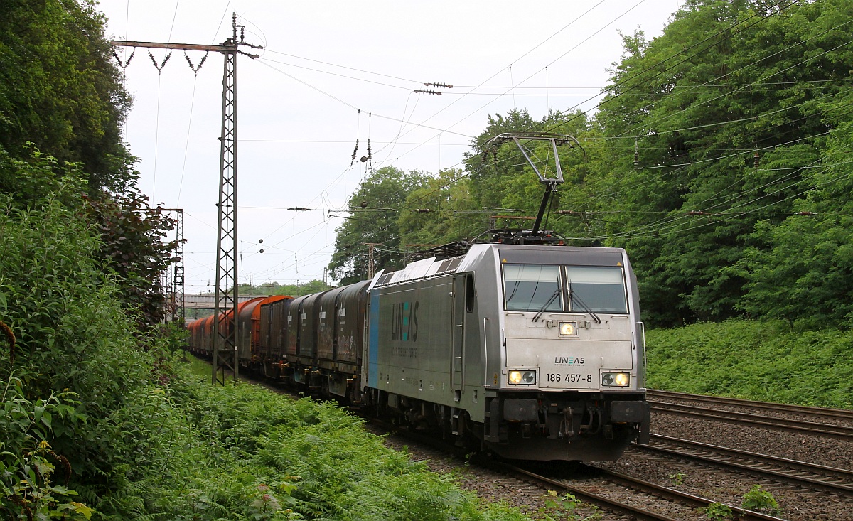 LINEAS/RAILPOOL 186 547 fährt ungünstig auf dem vordersten Gleis der Abzweigstelle Lotharstraße
an den Fotografen vorbei 09.06.2022 