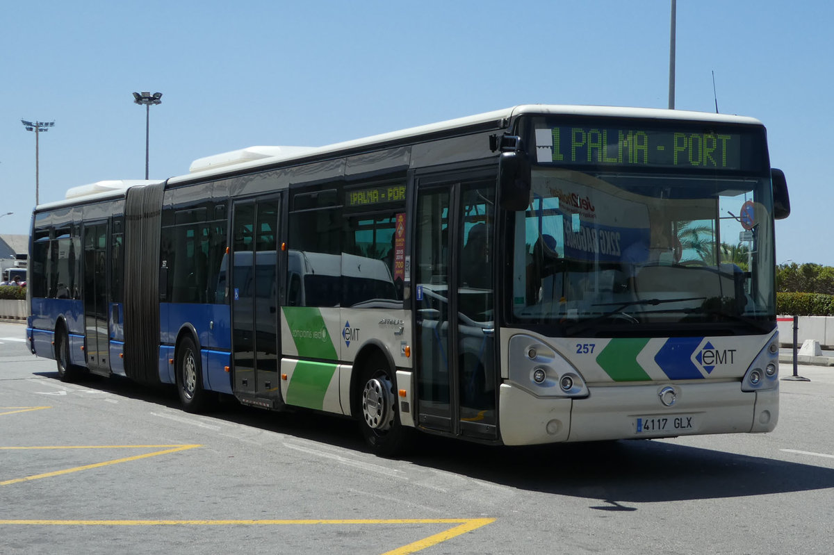 Linienbus von  EMT  unterwegs am Airport im Mallorca, Juni 2016