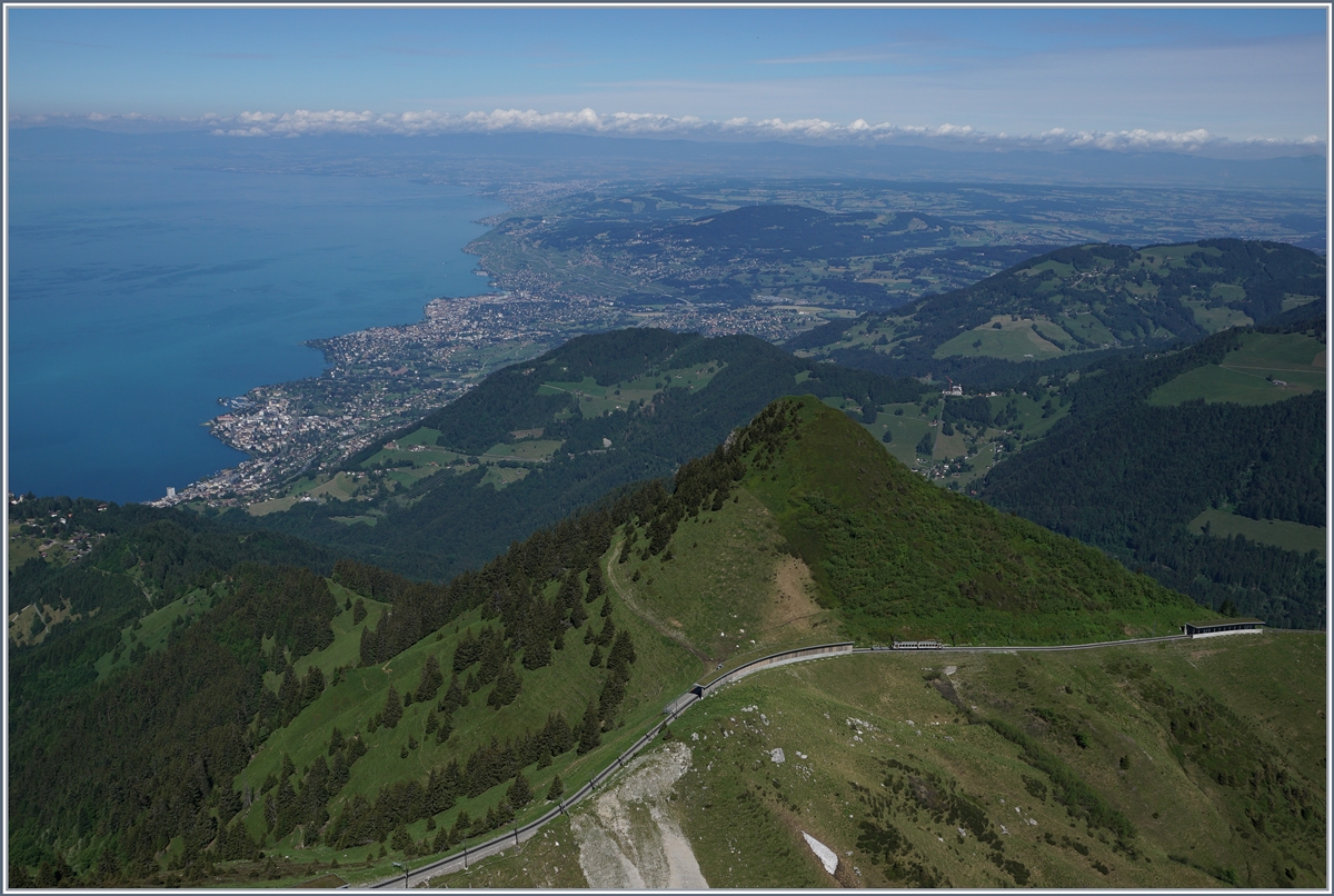 Links im Bild nochmals die Haltestelle La Perche, recht im Bild der Bhe 4/8 welcher Kürze die Station Jaman erreichen wird und im Hintergurnd ein Blick über das Lavaux und den Genfersee. 
Dieses Bild wurde vom Rochers de Naye aus aufgenommen.
28. Juni 2016