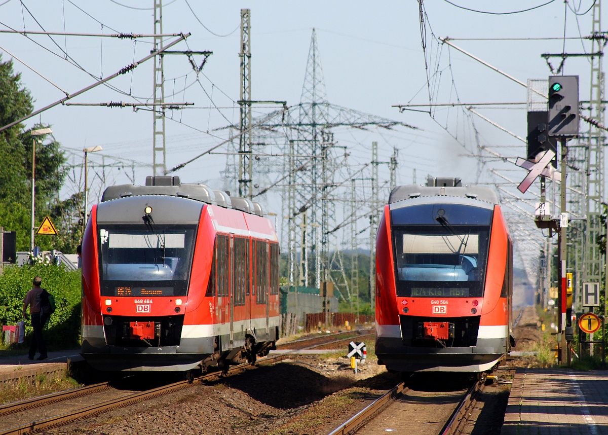 Links der DB Regio Lint 0648 464/964 und rechts ein Urgestein der Lint Familie der 0648 004/504 beide unterwegs als RE 74 der eine nach Husum und der andere nach Kiel. Jübek 02.07.2015