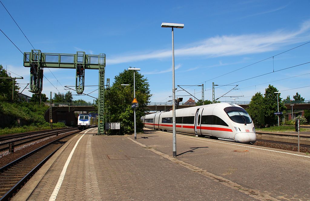 Links ME 246 007 nach Hamburg Hbf und rechts der 411 057 der überraschend in HH-Harburg hielt und danach als Leerfahrt irgendwohin verschwand. HH-Harburg 21.06.2012