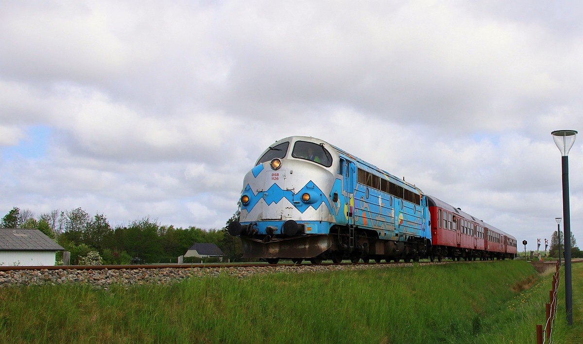 Litra MY 1126 mit dem Dansk Veterantog bei der Durchfahrt in Bredebro ca 10 km vor Tøndern. 14.05.2022 I