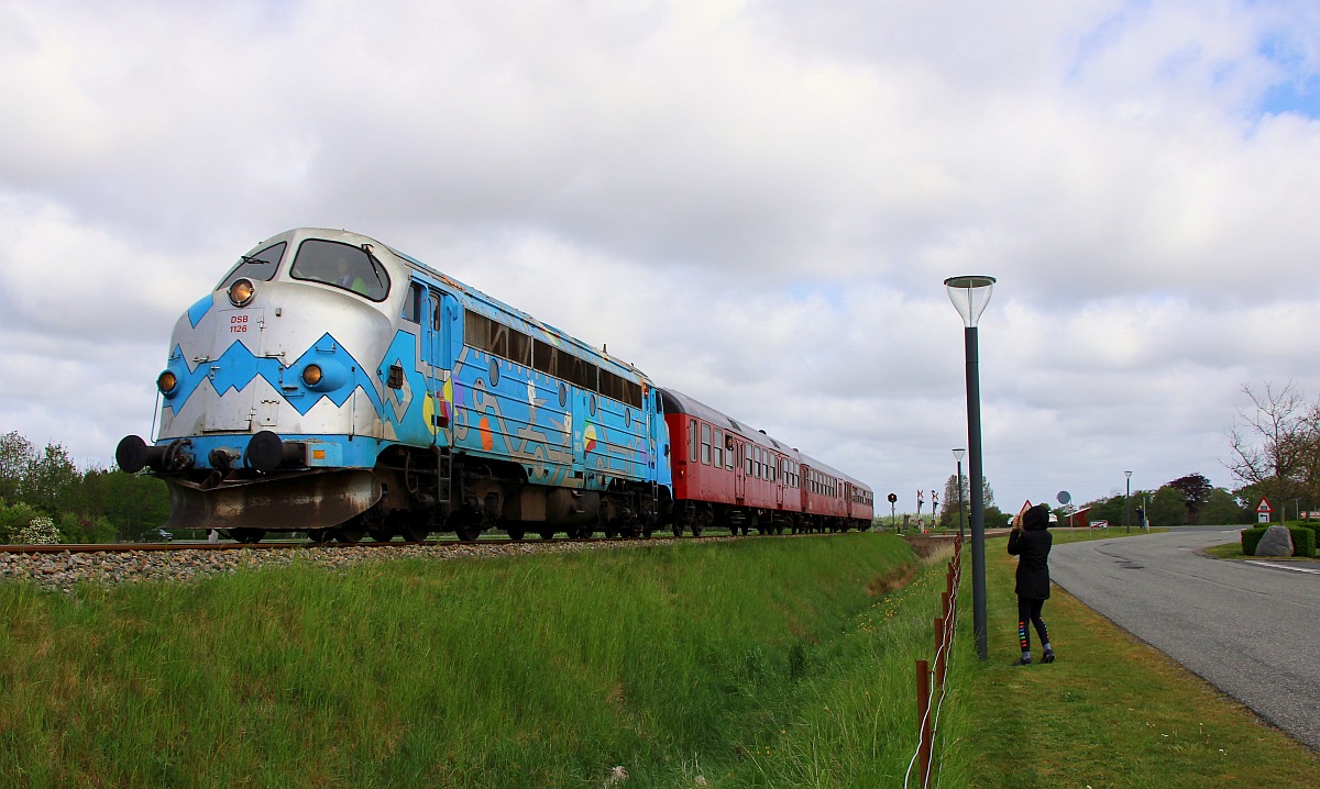 Litra MY 1126 mit dem Dansk Veterantog bestehend aus dem  B  51 86 20-80 332-1, dem  BD  51 86 82-029-8 und dem  Bn  50 86 20-84 705-5 alle Scandia Bj 1970/71, bei der Durchfahrt in Bredebro ca 10 km vor Tøndern. 14.05.2022 II