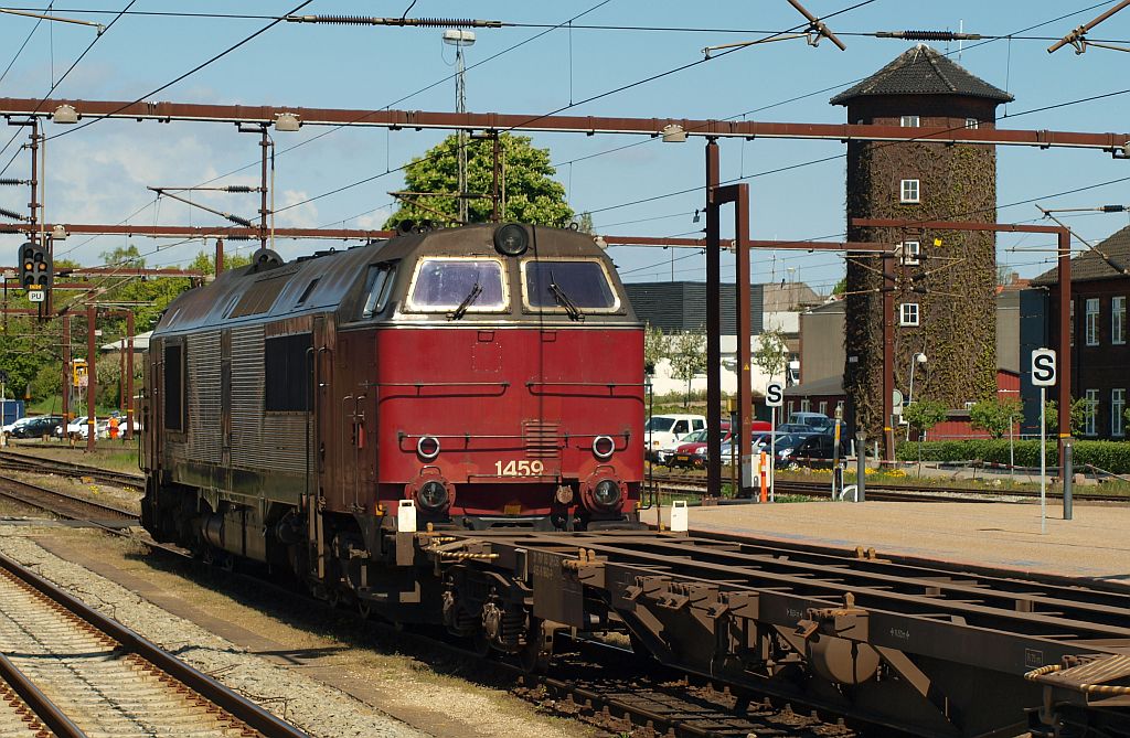 Litra MZ 1459 wurde gerade angekuppelt und ca 30min später war Abfahrt. 01.05.2011