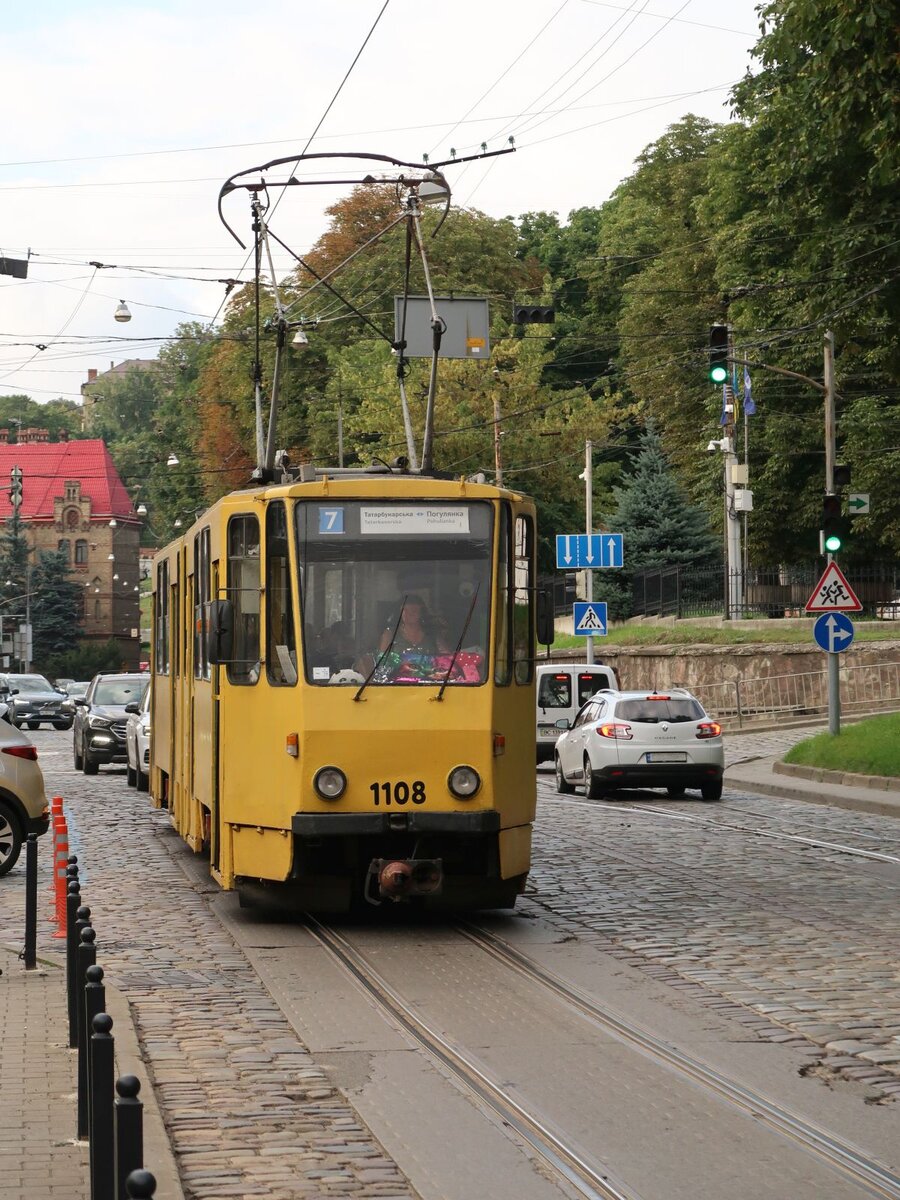 LKP (Львівське комунальне підприємство) LET (Lviv Elektro Trans) Strassenbahn 1108 Tatra KT4SU Baujahr 1987. Vul. Pidvalna Lviv, Ukraine 06-08-2024.

LKP (Львівське комунальне підприємство) LET (Lviv Elektro Trans) tram 1108 Tatra KT4SU bouwjaar 1987. Vul. Pidvalna Lviv, Oekrane 06-08-2024.