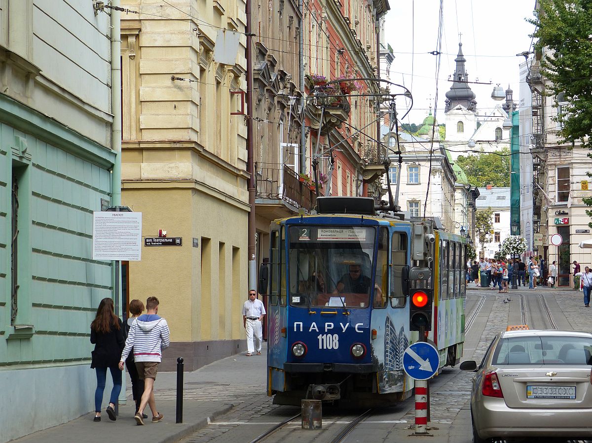 LKP LET TW 1108 Tatra KT4SU Baujahr 1987. Beryndy Strasse, Lviv 30-08-2016.

LKP LET tram 1108 Tatra KT4SU bouwjaar 1987. Beryndy straat, Lviv 30-08-2016.