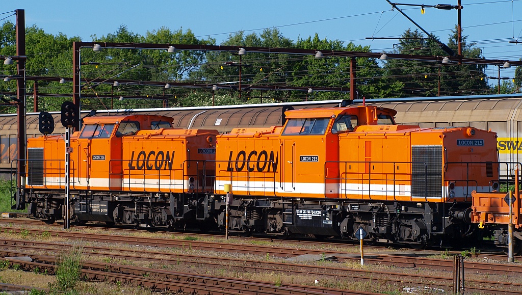 LOCON 214 und 215 (203 141-7 und 142-5)stehen abgestellt im Gbf Padborg/DK und geniessen das Wochenende. 04.06.2010(üaV a.d Archiv)