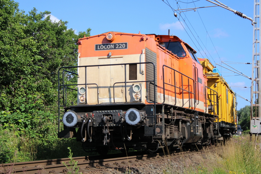 Locon 220 am Vormittag des 02.07.2022 in der Güterumfahrung beim Rostocker Hbf.