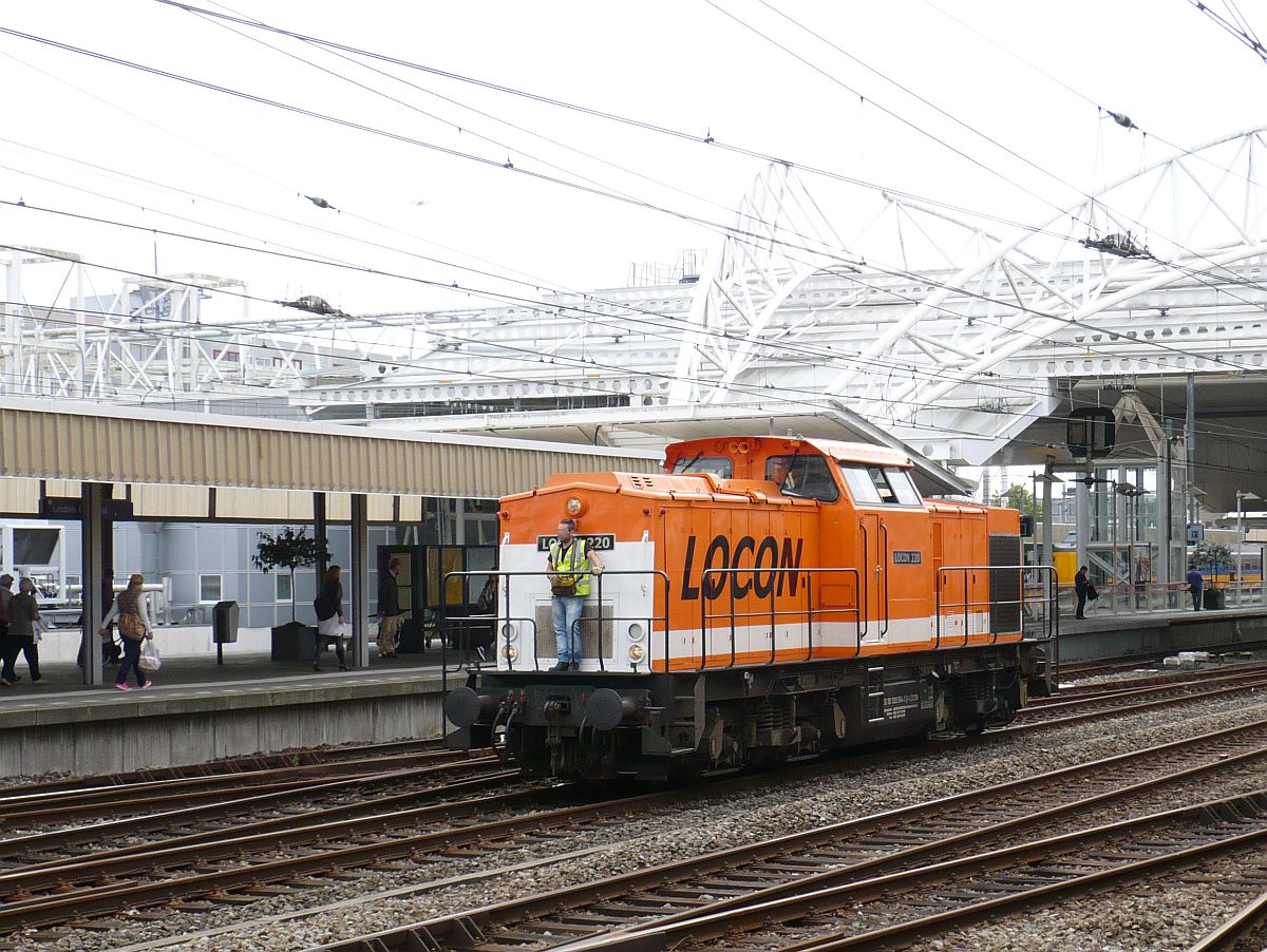 Locon Diesellok 220 Gleis 6 Leiden Centraal Station 15-07-2014.

Locon locomotief 220 tijdens het omrijden voor de vuilnistrein uit Noordwijkerhout over spoor 6 Leiden Centraal Station 15-07-2014.