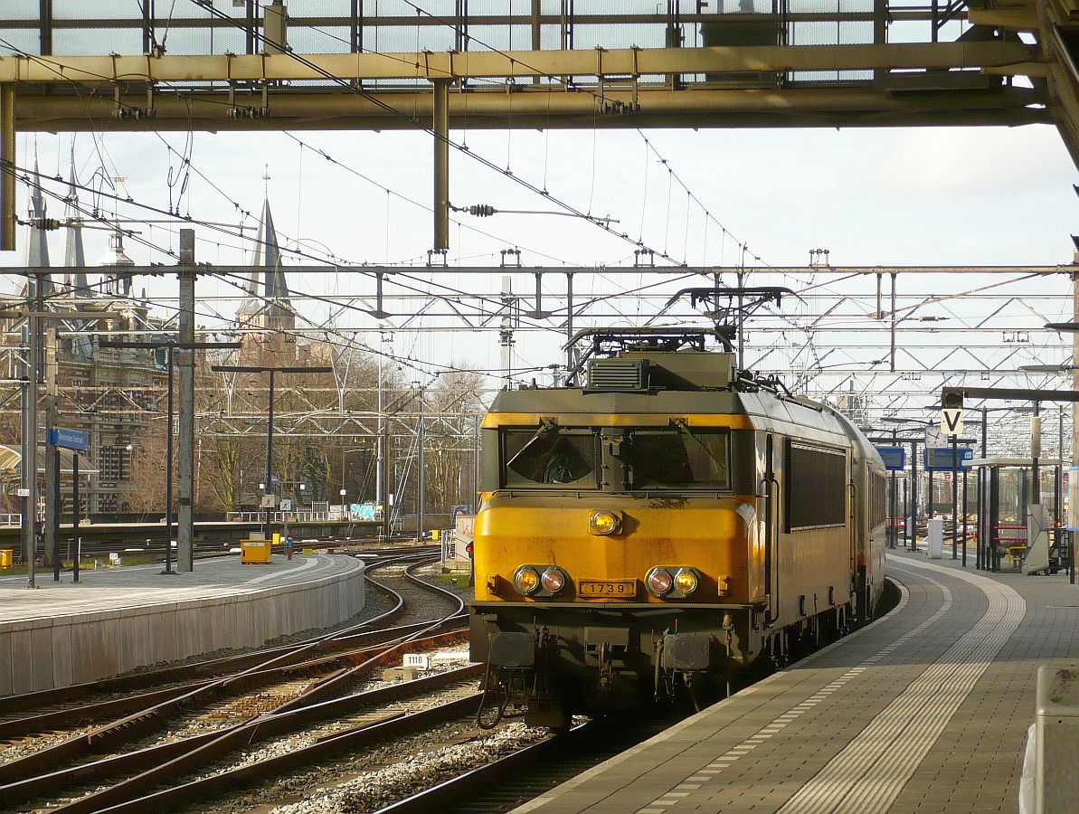 Lok 1739 mit IC 145 nach Berlin. Gleis 10 Amsterdam Centraal Station 12-02-2014.

Locomotief 1739 met IC 145 naar Berlijn. Spoor 10 Amsterdam Centraal Station 12-02-2014.
