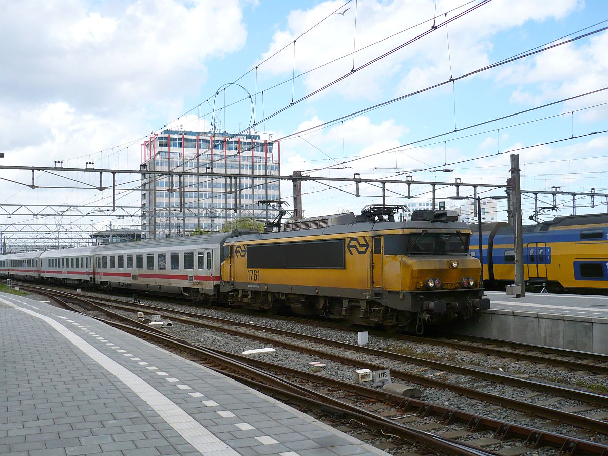 Lok 1761 mit IC 145 nach Berlijn. Gleis 10 Amsterdam Centraal Station 06-05-2015.

Loc 1761 met materieel voor de IC 145 naar Berlijn. Spoor 10 Amsterdam CS 06-05-2015.