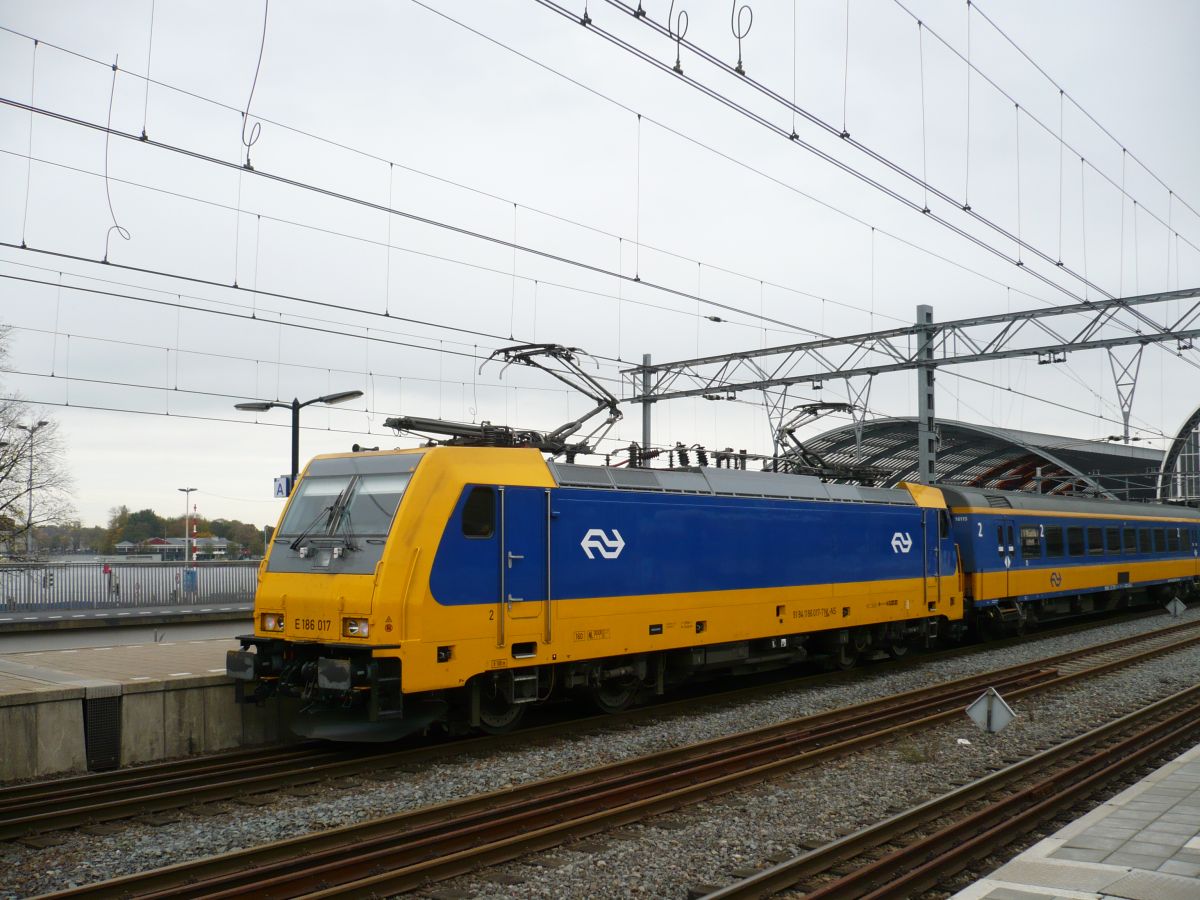 Lok 186 017 (91 84 1186 017-7) Gleis 13 Amsterdam Centraal Station 04-11-2015.

Loc 186 017 (91 84 1186 017-7) spoor 13 Amsterdam CS 04-11-2015.