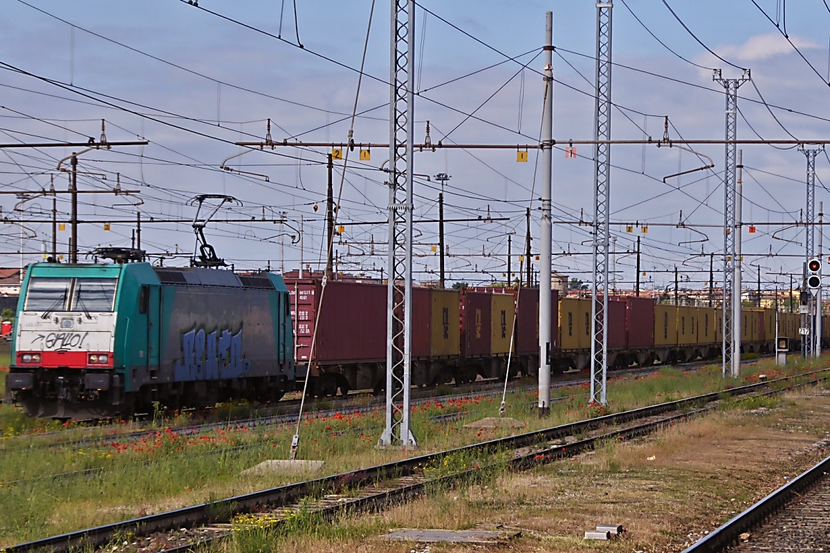 Lok 483 009 zieht einen Güterzug  durch den Güterbereich am Bahnhof Verona Porta Nuovo vorbei. 09.05.2025