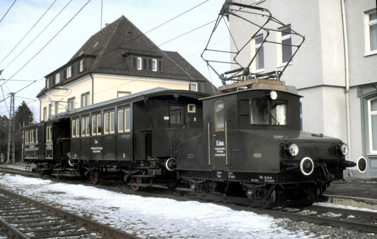 Lok EL  Lina  Baujahr 1902 von AEG Fabrik Nr.160 L�P 5,80m und Wagen Lias und davor Triebwagen T 1  Zeug Christe  in Trossingen Stadt zum Jubil�um 100 Jahre Trossinger Eisenbahn am 13.12.1998.