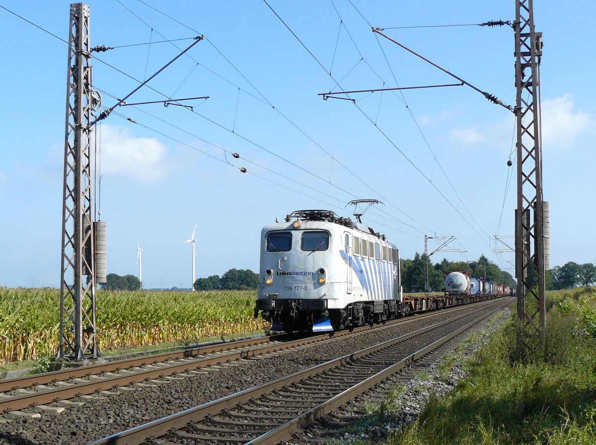 Lokomotion Lokomotive 139 177-0 Bahnübergang Waldweg, Rees, bei Emmerich am Rhein 12-09-2014.

Lokomotion locomotief 139 177-0 overweg Waldweg, Rees, bij Emmerich am Rhein 12-09-2014.