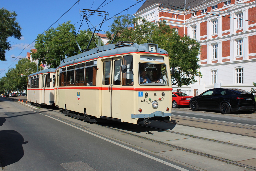 Lowa-Wagen 46+156 als Fahrschule am Mittag des 15.09.2023 in der Rostocker Innenstadt.