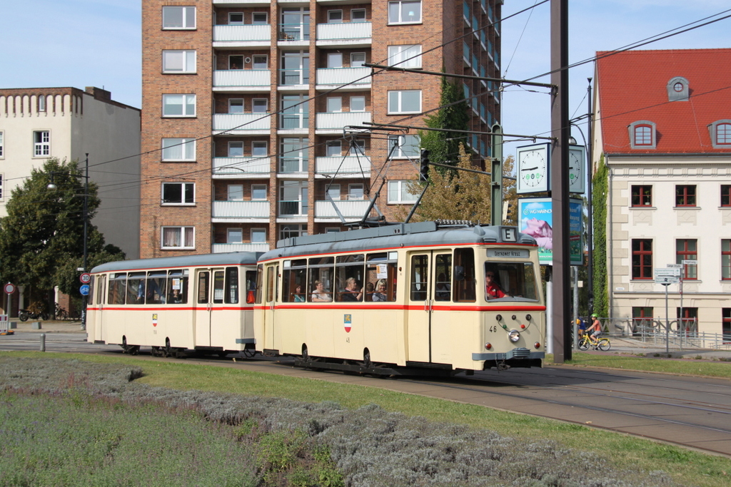 Lowa-Wagen 46+156 als Sonderfahrt von Rostock Platz der Jugend nach Rostock Dierkower Kreuz bei der Einfahrt in die Haltestelle Rostock Neuer Markt.11.09.2016